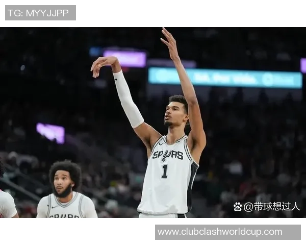 文班亚马首场比赛表现亮眼五次盖帽和隔扣字母哥引发广泛讨论